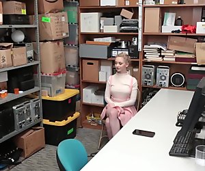Athena Rayne menjerit sebagai pussyt ketatnya mendapat kereta api begitu keras seperti spreadeagle